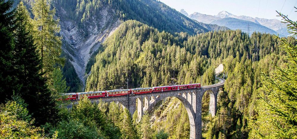 Bild für Bernina-Express-auf-dem-Wiesner-Viadukt-bei-Graubuenden