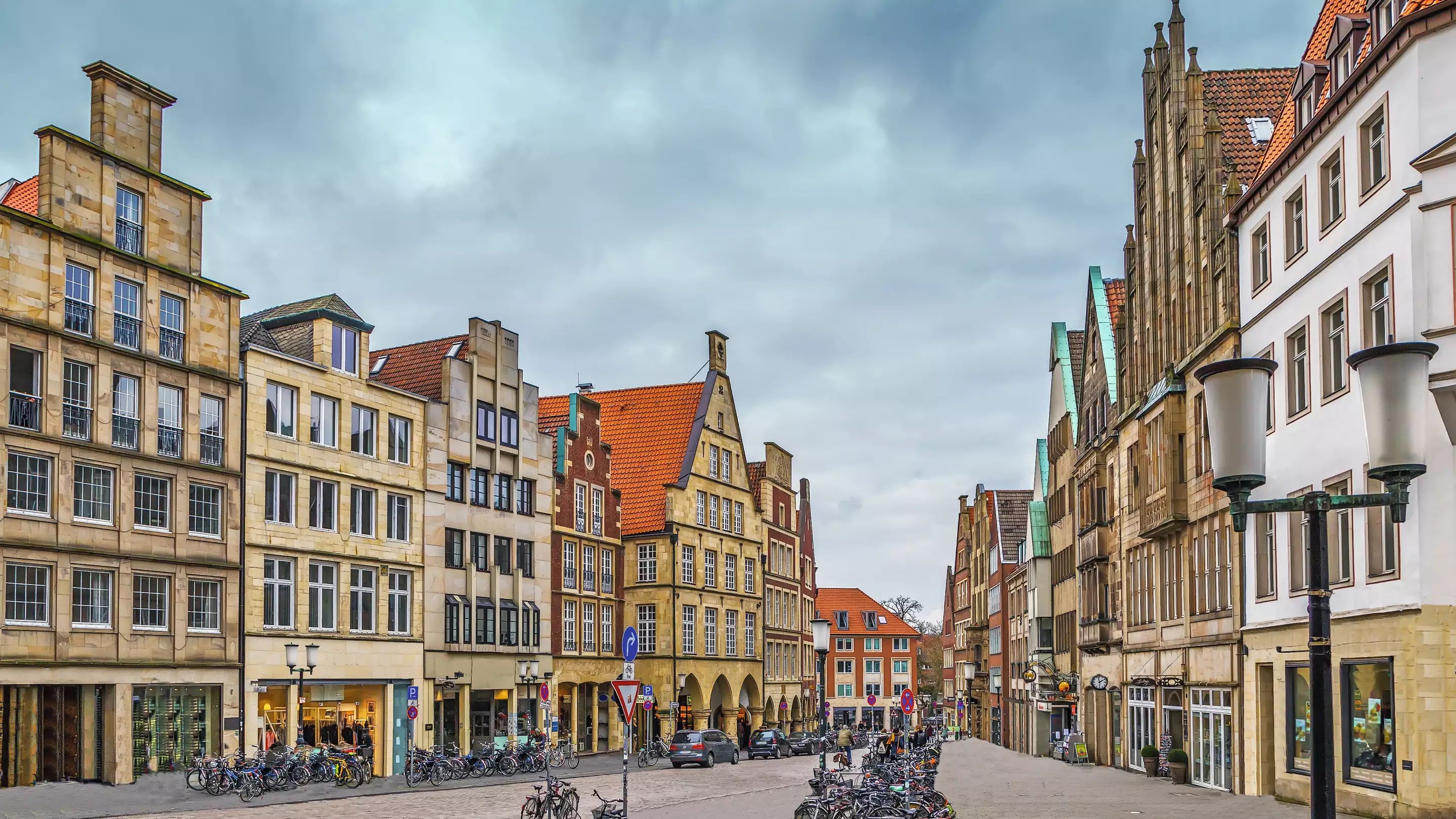 Bild für Blick auf den Prinzipalmarkt mit Fahrrädern, Münster © Gettyimages.com, Borisb17