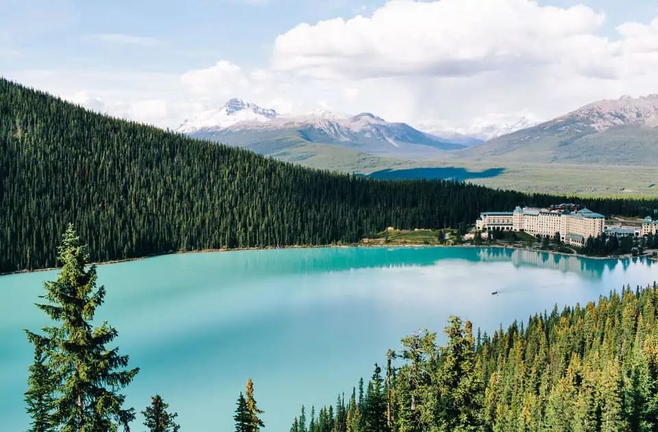 Bild für Blick auf das Fairmont Chateau am Lake Louise © Finn Beales